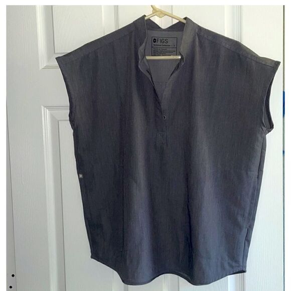 EUC WOMEN’S MEDIUM FIGS RAFAELA SLEEVELESS SCRUBS V-NECK TOP W/POCKETS - Picture 2 of 9